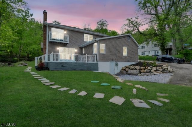 385 Maxim Dr, Hopatcong Boro, NJ 07843