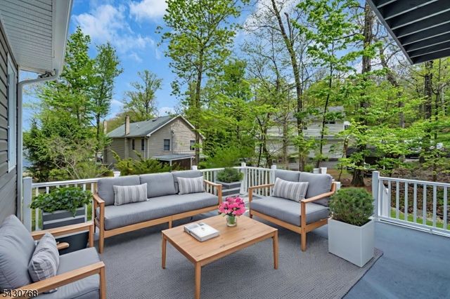 385 Maxim Dr, Hopatcong Boro, NJ 07843
