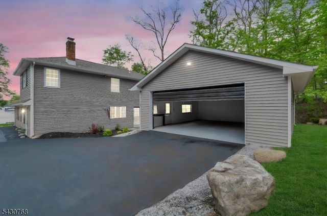 385 Maxim Dr, Hopatcong Boro, NJ 07843
