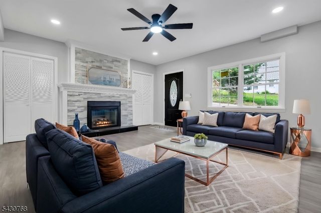 385 Maxim Dr, Hopatcong Boro, NJ 07843