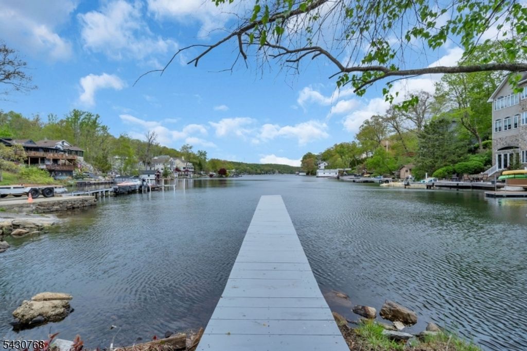385 Maxim Dr, Hopatcong Boro, NJ 07843 — photo 2