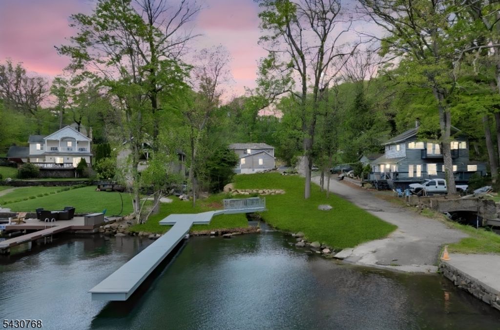 385 Maxim Dr, Hopatcong Boro, NJ 07843 — photo 3