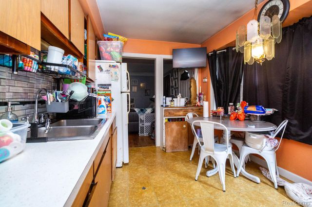 1060 Capitol Avenue, Lincoln Park, MI 48146