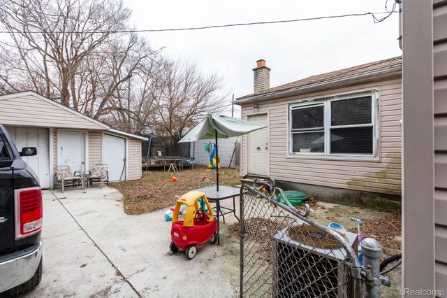 1060 Capitol Avenue, Lincoln Park, MI 48146