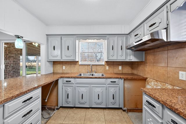 234 Navajo Trail W, Lake Kiowa, TX 76240