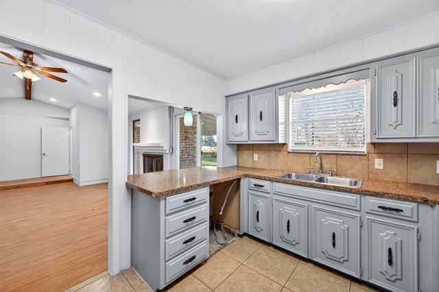 234 Navajo Trail W, Lake Kiowa, TX 76240