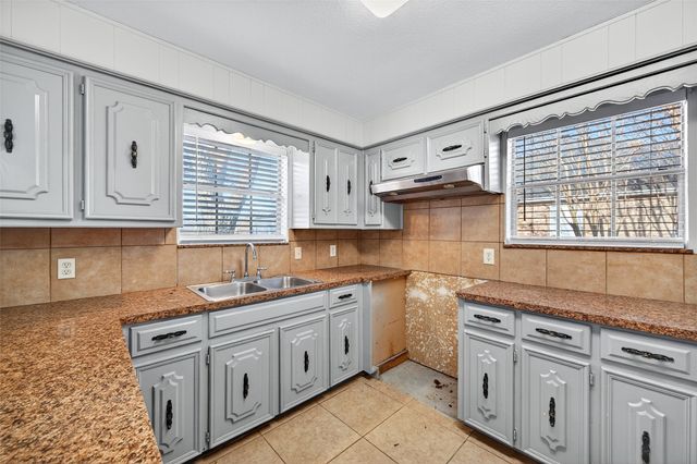 234 Navajo Trail W, Lake Kiowa, TX 76240