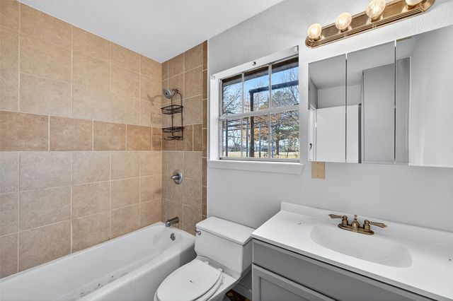 234 Navajo Trail W, Lake Kiowa, TX 76240