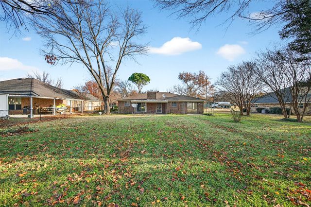 234 Navajo Trail W, Lake Kiowa, TX 76240