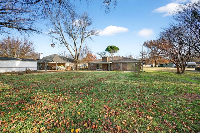 234 Navajo Trail W, Lake Kiowa, TX 76240