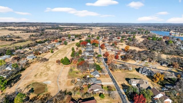 234 Navajo Trail W, Lake Kiowa, TX 76240