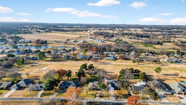 234 Navajo Trail W, Lake Kiowa, TX 76240