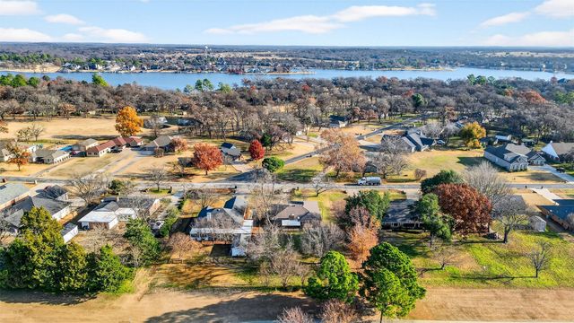 234 Navajo Trail W, Lake Kiowa, TX 76240