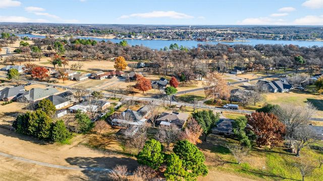 234 Navajo Trail W, Lake Kiowa, TX 76240