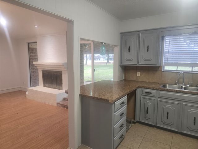 234 Navajo Trail W, Lake Kiowa, TX 76240