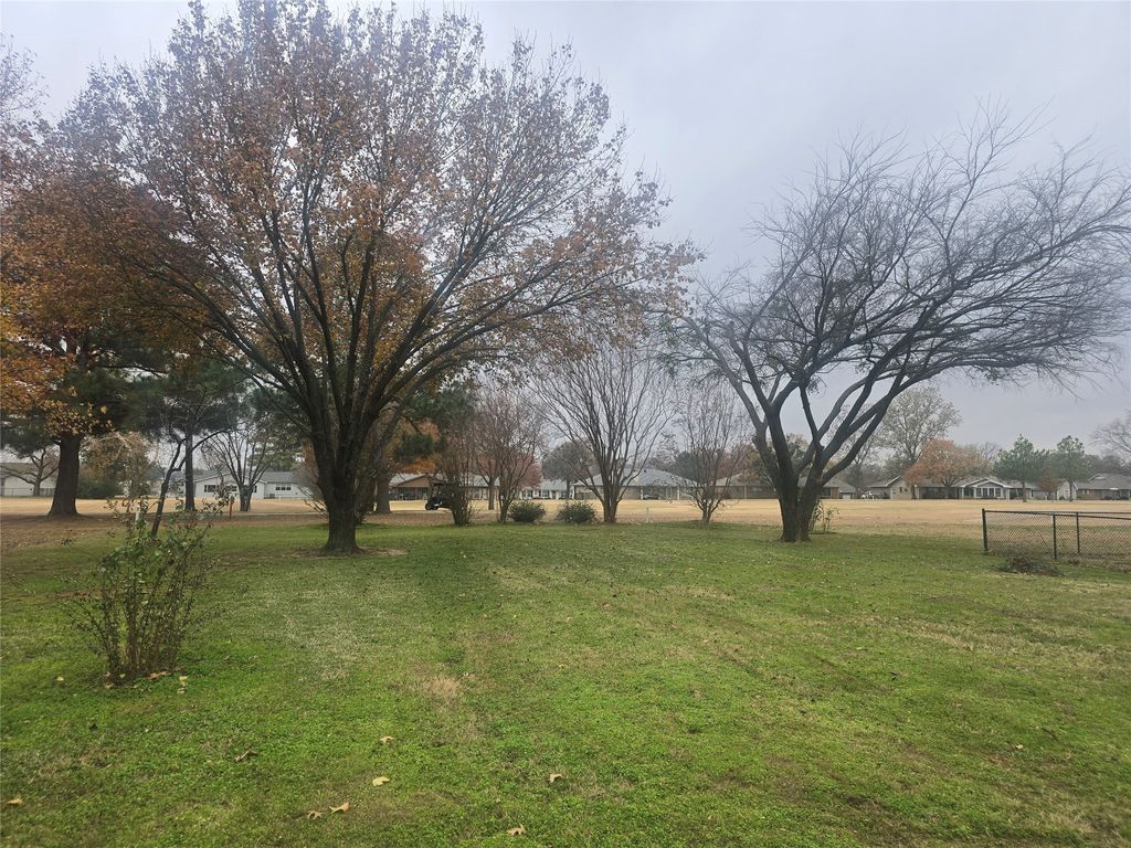 234 Navajo Trail W, Lake Kiowa, TX 76240