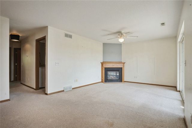 3509 E Avenue NW D, Cedar Rapids, IA 52405