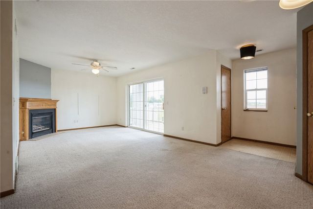 3509 E Avenue NW D, Cedar Rapids, IA 52405