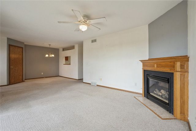 3509 E Avenue NW D, Cedar Rapids, IA 52405