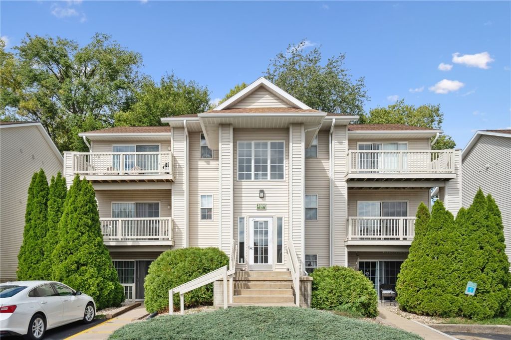 3509 E Avenue NW D, Cedar Rapids, IA 52405