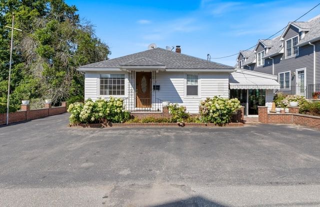8 Luzitania Ave, Gloucester, MA 01930