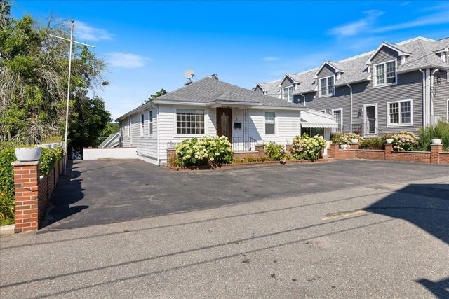 8 Luzitania Ave, Gloucester, MA 01930