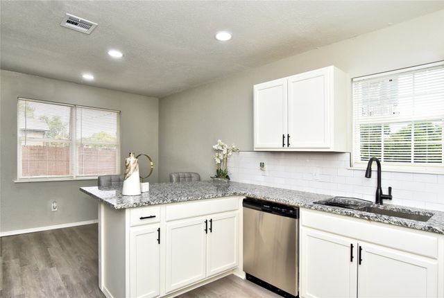 1028 N 3rd Street East, Jenks, OK 74037