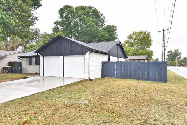 1028 N 3rd Street East, Jenks, OK 74037