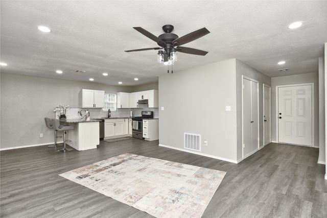 1028 N 3rd Street East, Jenks, OK 74037