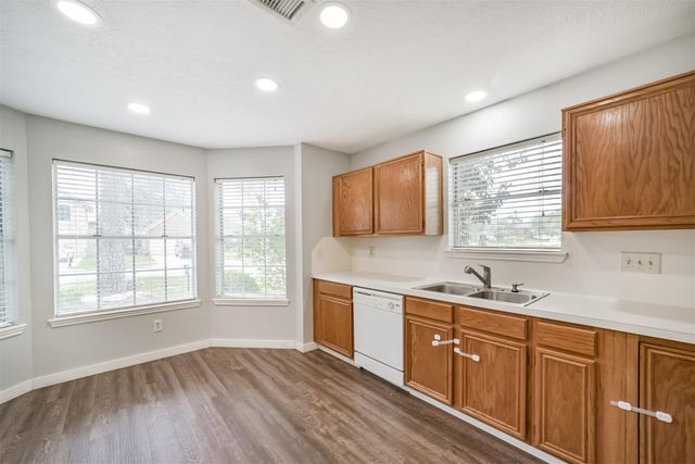 1021 N Sunset Drive, Pearland, TX 77581