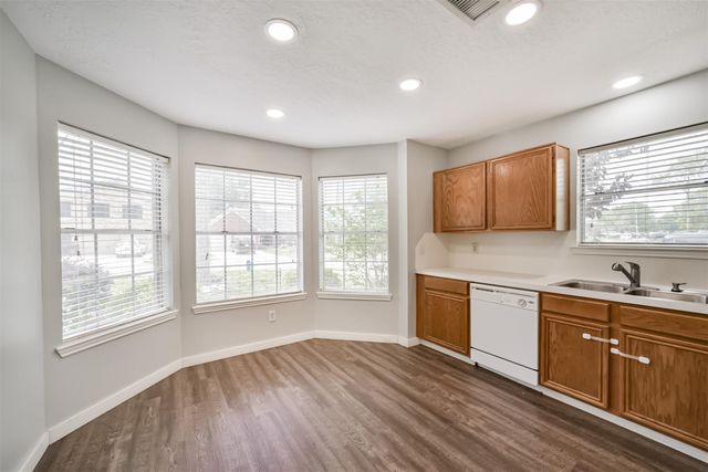 1021 N Sunset Drive, Pearland, TX 77581