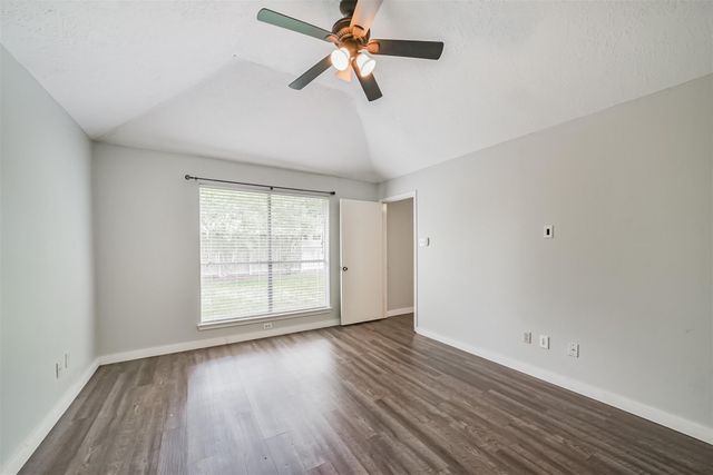 1021 N Sunset Drive, Pearland, TX 77581