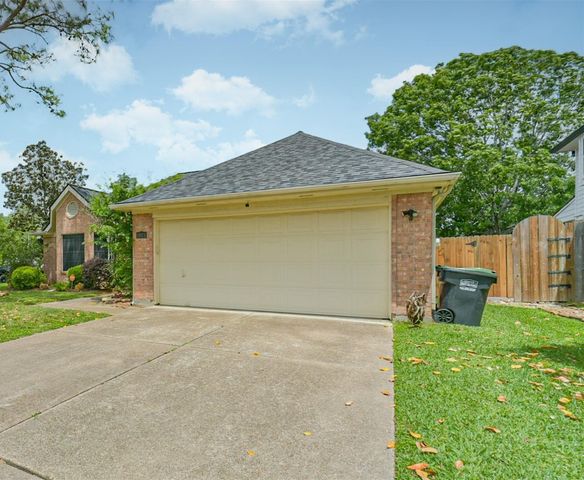 1021 N Sunset Drive, Pearland, TX 77581
