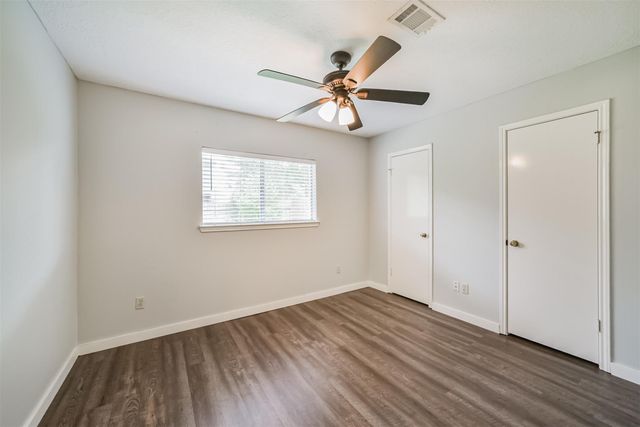 1021 N Sunset Drive, Pearland, TX 77581