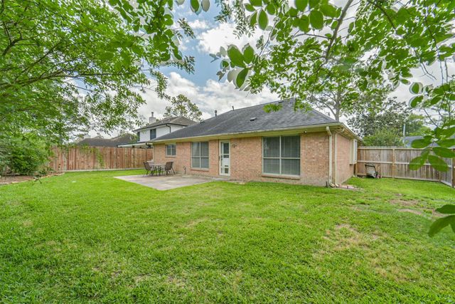 1021 N Sunset Drive, Pearland, TX 77581