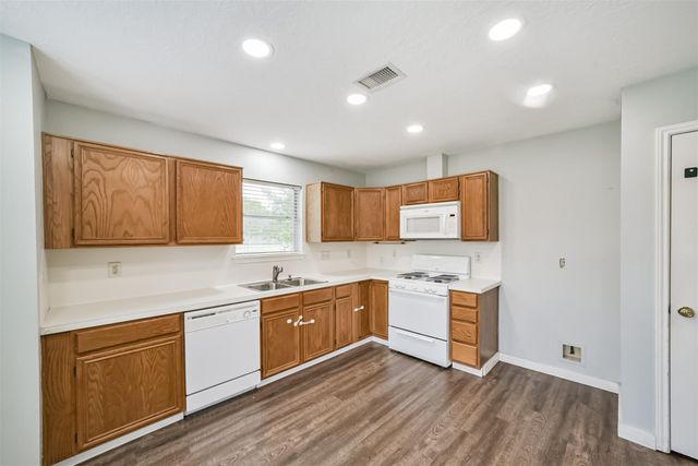 1021 N Sunset Drive, Pearland, TX 77581