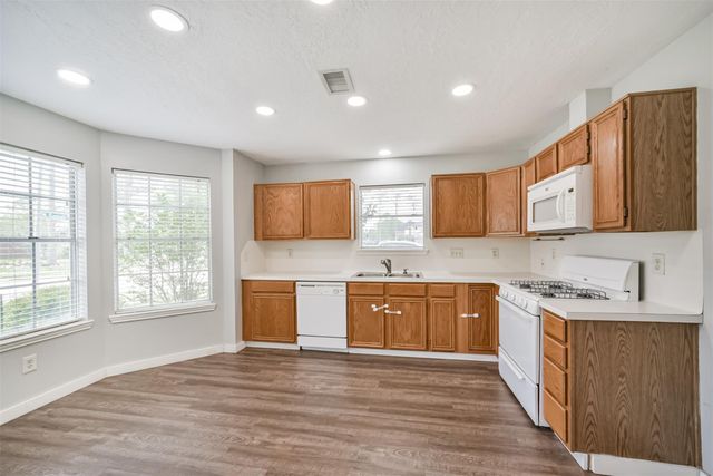 1021 N Sunset Drive, Pearland, TX 77581