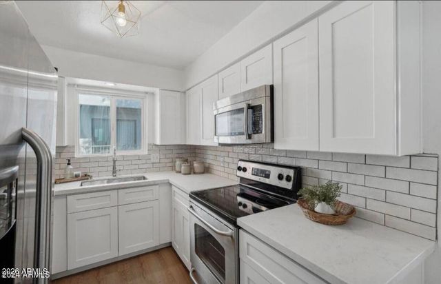 4728 E BELLEVIEW Street, Phoenix, AZ 85008