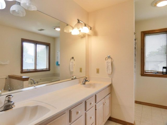 125 E WAYFARER LANE, Appleton, WI 54913