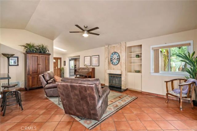 1214 Country, Redlands, CA 92374