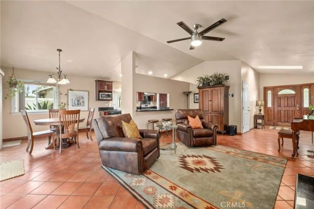 1214 Country, Redlands, CA 92374