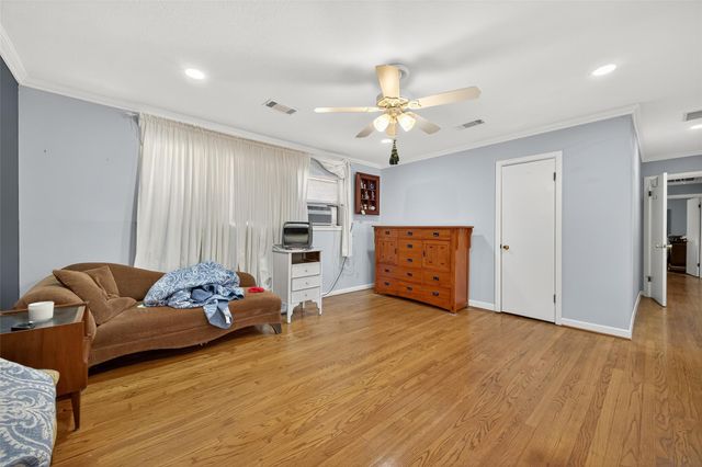 5326 Redstart Street, Houston, TX 77096