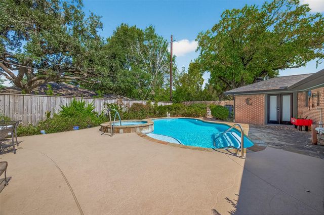 5326 Redstart Street, Houston, TX 77096