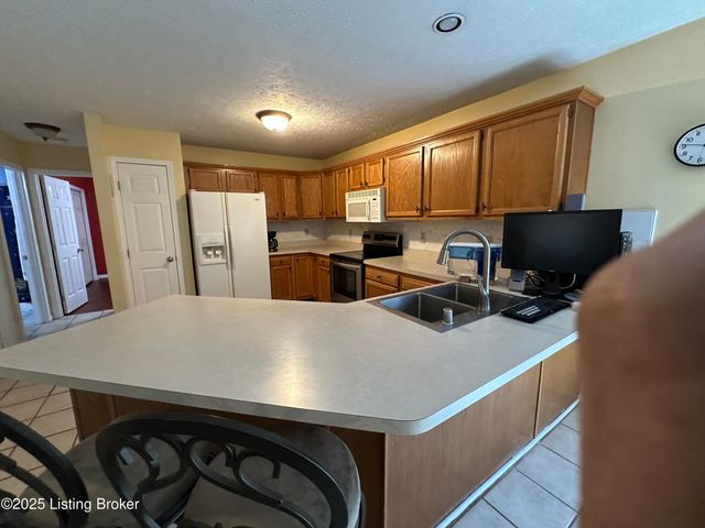 4708 Wooded Oak Cir, Louisville, KY 40245