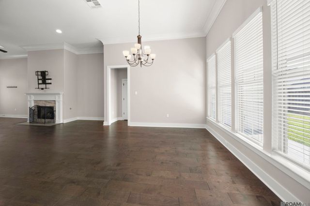 525 Silverbill Ln, Baton Rouge, LA 70810
