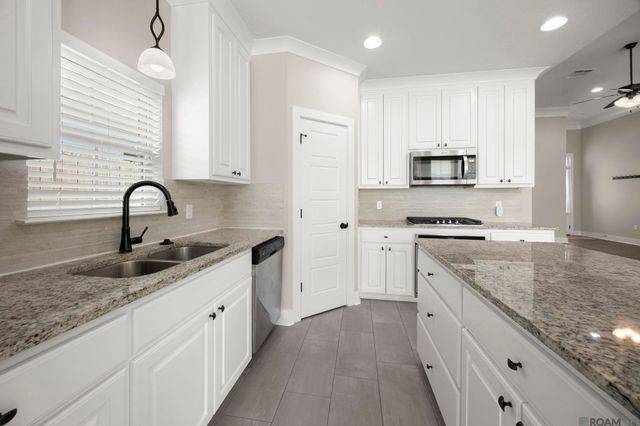 525 Silverbill Ln, Baton Rouge, LA 70810
