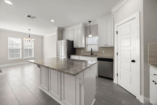 525 Silverbill Ln, Baton Rouge, LA 70810