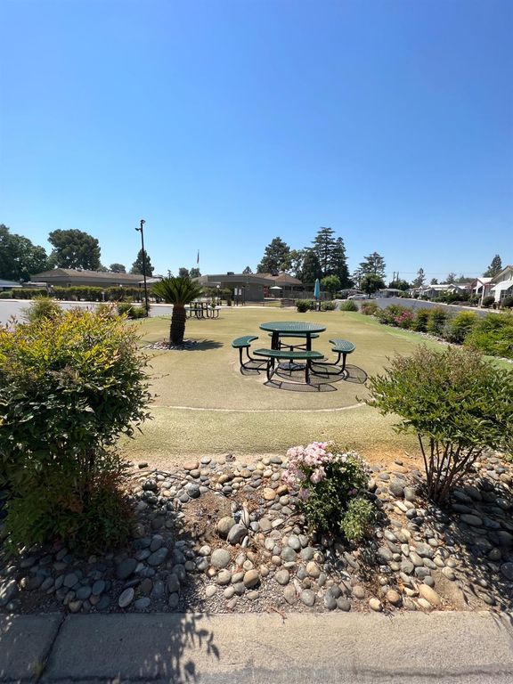 Image 27 of property listing at 2706 W Ashlan Avenue # 281, Fresno, CA 93705