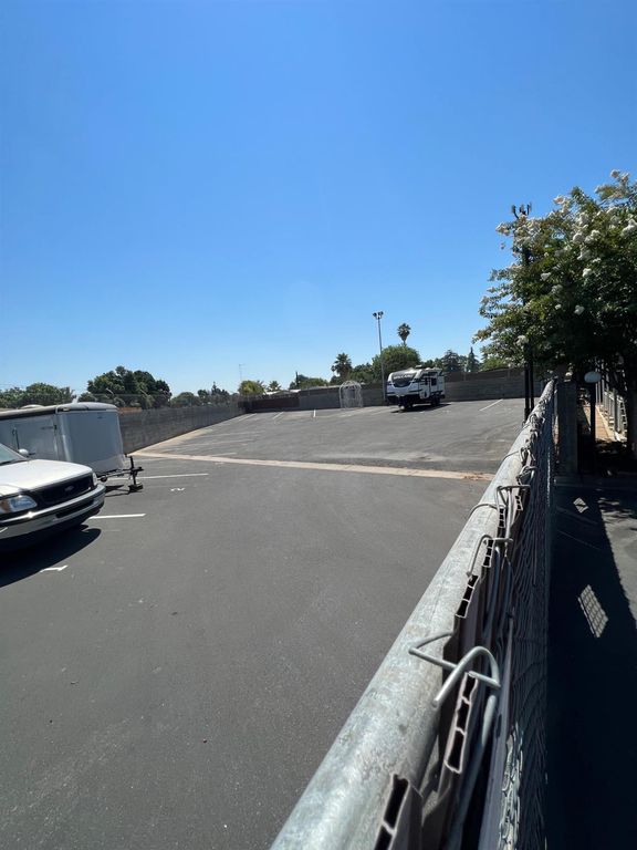 Image 29 of property listing at 2706 W Ashlan Avenue # 281, Fresno, CA 93705