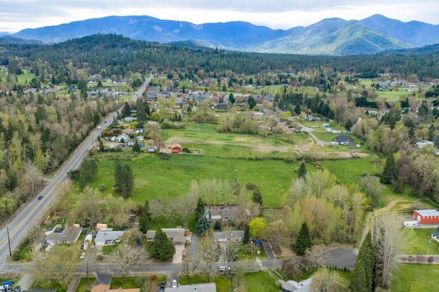 155 Allenwood Drive, Grants Pass, OR 97527